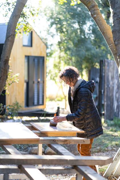 Soledad en acción, aprovechando el sol para tratar la madera al aire libre
