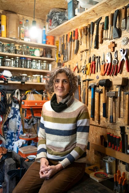 Soledad, en su taller de carpintería