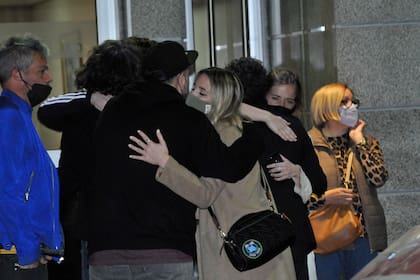 Soledad Fandiño, compañera de Chantal Abad, llegando a la casa velatoria