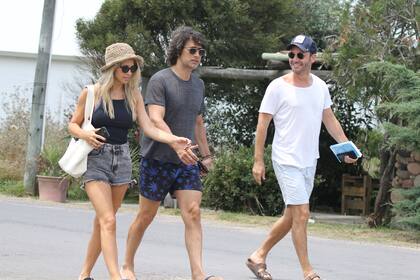 Soledad Fandiño, Lucas Langelotti y Benjamín Vicuña pasean por Punta del Este.