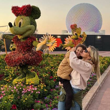 Soledad Fandiño y Milo, felices en el estado de Florida, con la esfera de Epcot Center de fondo