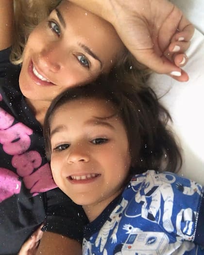 Soledad Fandiño y su hijo Milo sonríen a la cámara