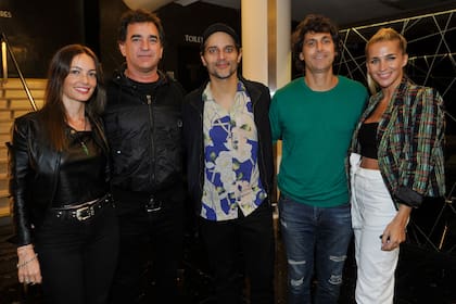 Soledad Fandiño y su pareja fueron a ver el espectáculo de Javier Daulte y posaron con uno de sus protagonistas, Joaquín Furriel
