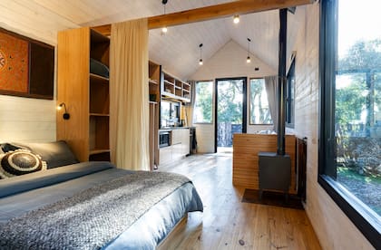 Soledad hizo los muebles de todas las casas de Encuentro Silvestre. El bajomesada está hecho de machimbre de pino colocado al revés, con una sola mano de pintura blanca para darle luminosidad