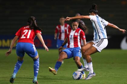 Soledad Jaimes, con magia, pisa la pelota y deja en el camino a Limpia Fretes