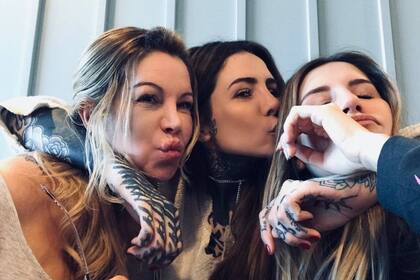 Soledad junto a sus dos hijas (Foto Instagram @candelariatinelli)