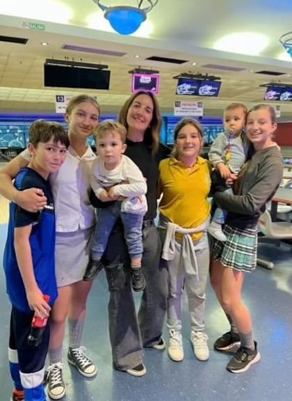 Soledad, la hermana de Fabián Cubero, llegó de sorpresa al cumpleaños de su sobrina, acompañada por sus dos hijos (Foto: Captura de video)