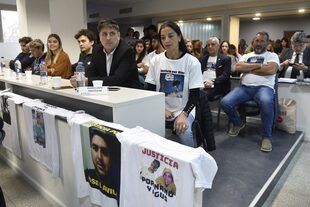 Soledad Laciar, madre de Blas Correas (primera de la derecha) en el inicio del juicio contra 13 policías por el asesinato de su hijo