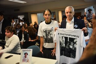 Soledad Laciar, mamá de la víctima, y Miguel Laciar, abuelo, con la imagen de Blas.