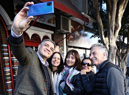 Soledad Martínez, entre Jorge y Mauricio Macri durante la campaña de 2023