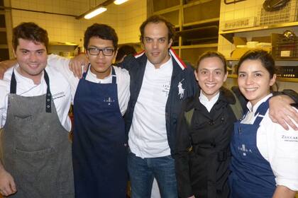 Soledad Nardelli, Agustín Basualdo y parte de la brigada de Petersen