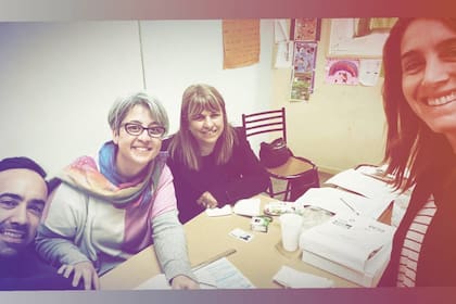 Soledad Pastorutti fue a votar a una escuela de Arequito para las elecciones de Santa Fe y lo hizo acompañada por su hija mayor, Antonia