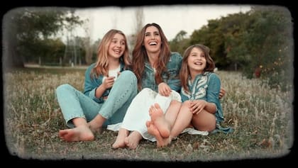 Soledad Pastorutti junto a sus dos hijas Antonia (12) y Regina (9)
