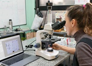 Soledad Reinoso trabajando en el microscopio