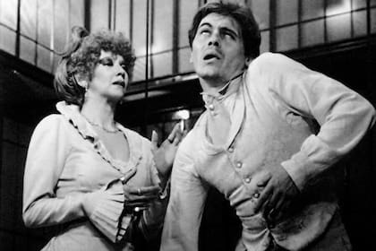 Soledad Silveyra y Miguel Ángel Solá, sobre el escenario interpretando la obra El hombre elefante, en donde se conocieron