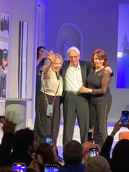 Soledad Silveyra y Nora Cárpena junto a un muy emocionado Claudio García Satur