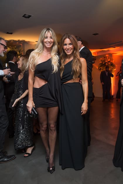 Soledad Solaro, con un vestido cut out de Maison Antuak, y Vicky Miranda.