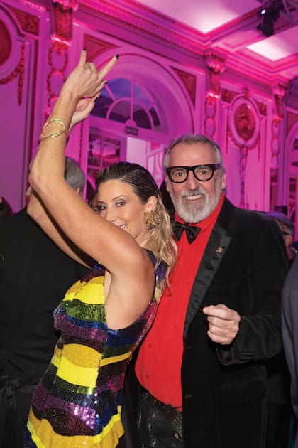 Soledad Solaro y Benito Fernández, con el smoking de rigor, pero con camisa naranja. La modelo llevó un vestido de paillettes multicolores diseñado por él