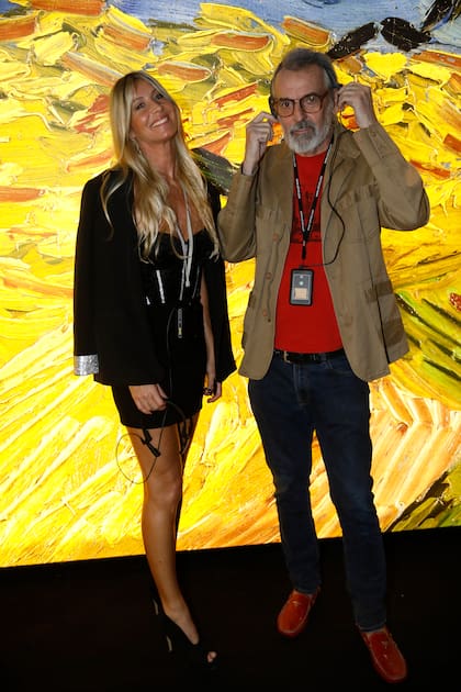 Soledad Solaro y el diseñador Benito Fernández en la muestra de  Vicent van Gogh. La muestra incluye distintas experiencias basadas en sus obras para tocar, proyecciones, piezas digitalizadas y en 3D.