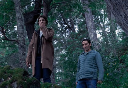 Soledad Villamil junto a Juan Minujín, en una escena de Atrapados