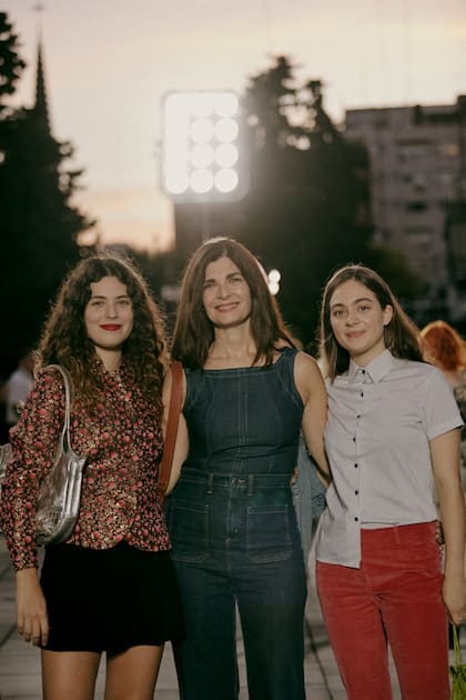 Soledad Villamil junto a sus hijas Clara y Violeta Olivera