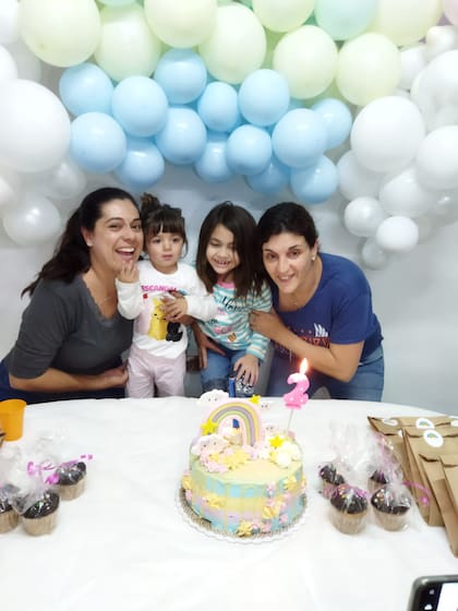 Soledad y Roxana con sus hijas, Isabella y sca