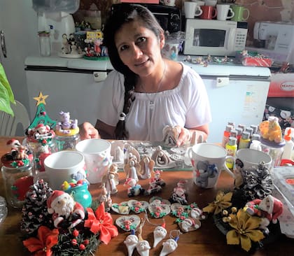 Soledad Yañez con las artesanías de su emprendimiento, Alma Libre, en Salta