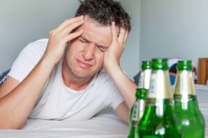 Por qué tenés resaca: esto es lo que le pasa a tu cuerpo cuando bebes demasiado alcohol