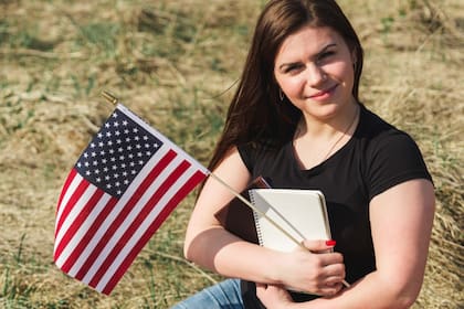 Solicitar la ciudadanía requiere de cumplir con una serie de requisitos, como haber sido residente legal por al menos cinco años