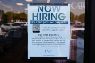 Solicitudes de ayuda por desempleo en EE.UU. bajan pese a dificultades por la guerra