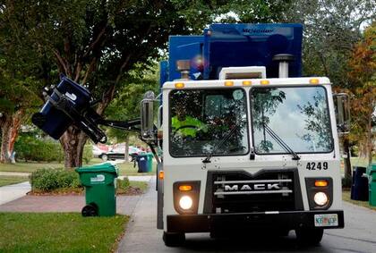 Solid Waste Management es responsable de proporcionar servicios de recolección y reciclaje a más de 340,000 hogares