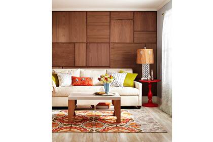 Sólida y moderna, la pared revestida en madera de nogal se lleva todos los aplausos en esta ambientación de estilo contemporáneo