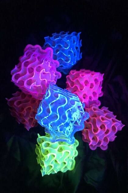 Sólidos fluorescentes impresos en 3D hechos con material SMILES. / Amar Flood