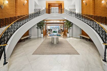 Solo al ingresar se observa un lujoso vestíbulo de doble altura con escaleras curvas