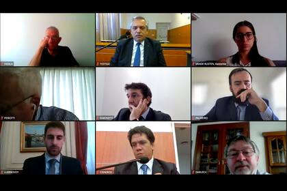 Solo Alberto Fernández estaba en la sala de audiencias con el tribunal; los abogados seguían el juicio por Zoom