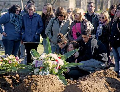 Sólo dolor entre los familiares de las víctimas en la sepultura colectiva