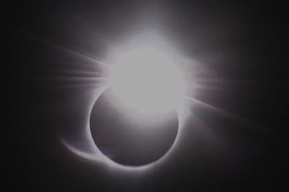 Solo durante las llamadas temporadas de eclipses esa inclinación permite que la sombra de la Luna alcance la superficie terrestre