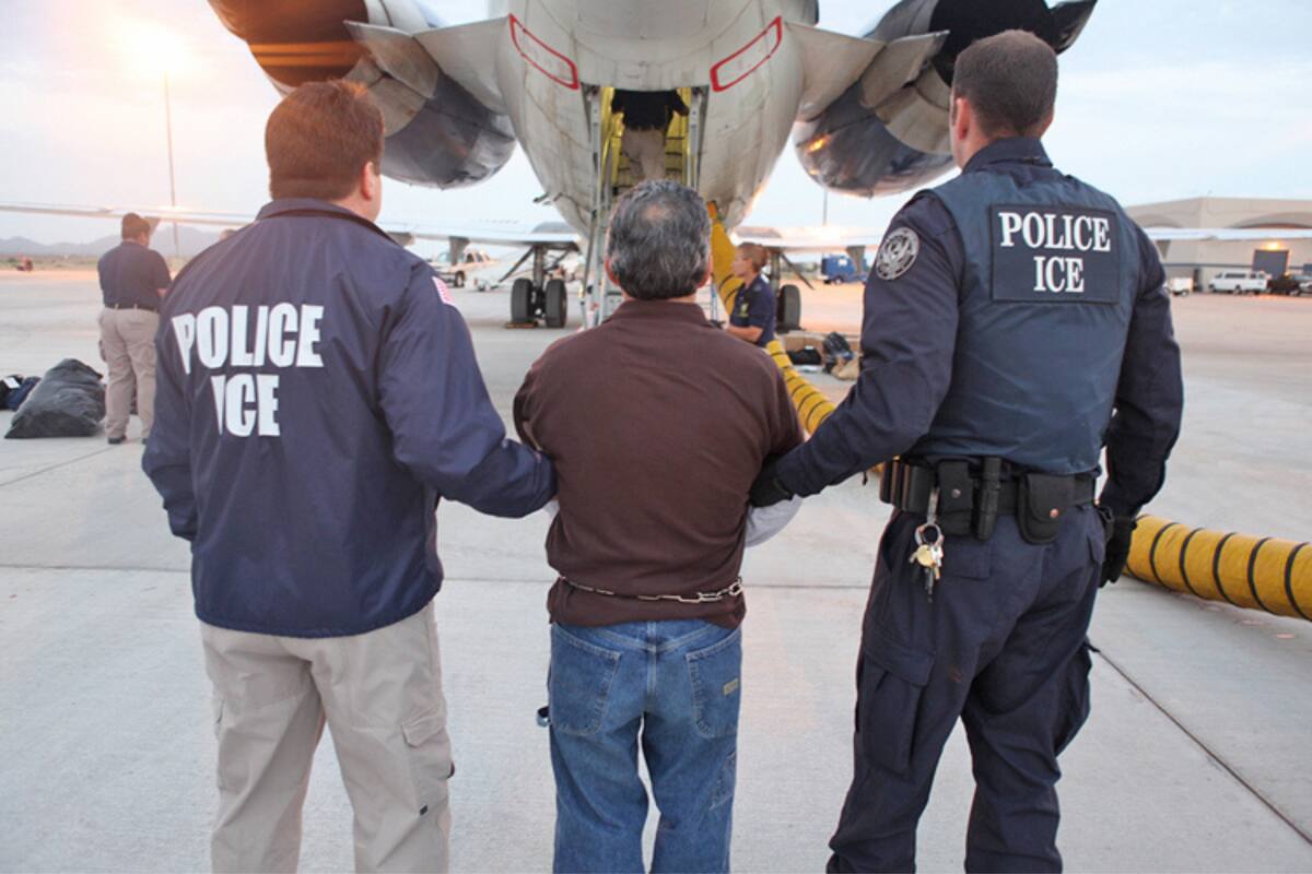 Um golpe para a imagem do ICE. Uma nova pesquisa mostra que a maioria dos americanos rejeita o uso da força Um golpe para a imagem do ICE. Uma nova pesquisa mostra que a maioria dos americanos rejeita o uso da força
