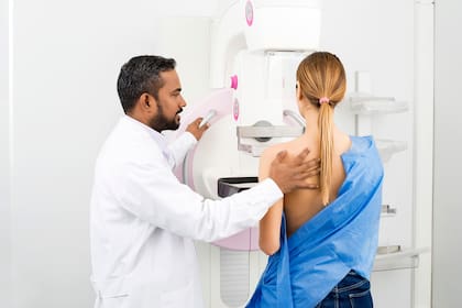 Las mujeres se hacen mamografías a intervalos regulares durante toda su vida, y en cada oportunidad se mide la densidad de cada seno
