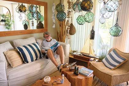 Solo, en su departamento con vista al mar. Su gran compañero, Crack, un Golden de 6 años, quedó en Buenos Aires porque Dotto está en pleno tratamiento por una lesión en la espalda que lo atormenta y le impide cuidar a su perro como le gustaría.