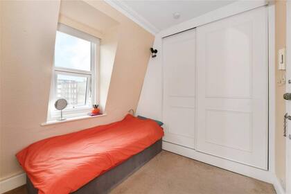 Solo hay espacio para una cama de una sola plaza.