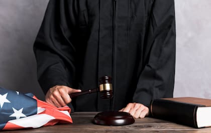 Solo los jueces de inmigración pueden revocar el estatus de residente permanente después de un procedimiento judicial