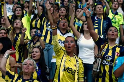 Sólo mujeres y niños en el fútbol turco