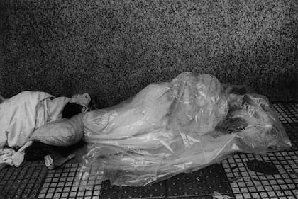 Dos personas duermen en la calle Billlinghurst cubiertos con mantas y plásticos, en 2024