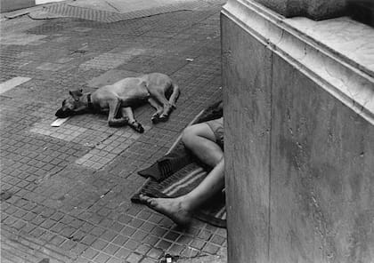 No se ven rostros de las personas que duermen en la calle en "Exclusión" (calle French, en 2017)