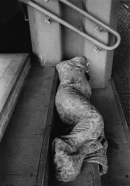 "Bultos: personas hechas bultos en la calle, nudos. Al fin y al cabo, tampoco nos conmueven", afirma Caparrós