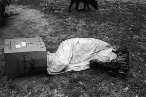 Escenas de exclusión social en un fotolibro de Dani Yako y Martín Caparrós