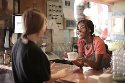 Solo podrán permanecer en los locales de Starbucks las personas que consuman algo y que respeten el nuevo código de conducta de la empresa
