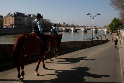 Solo policías y algún que otro parisino circulan a la vera del Sena