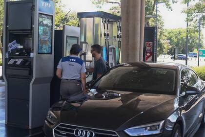 Solo por impuestos, el litro de nafta súper subirá $6,95 sobre los valores vigentes, y el gasoil, $0,42